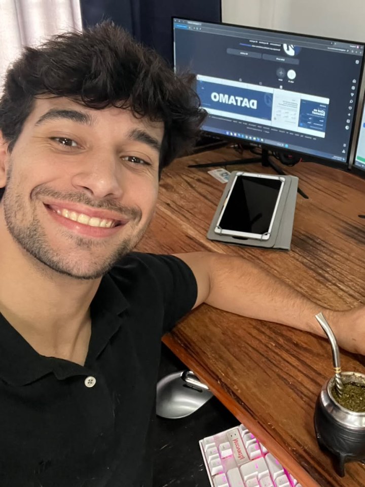 Agustín Morales, fundador de DATAMO, en su escritorio con un mate.